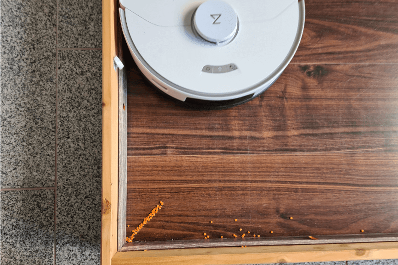 The robotic vacuum cleaner Roborock S7 Pro Ultra cleans in a corner.
